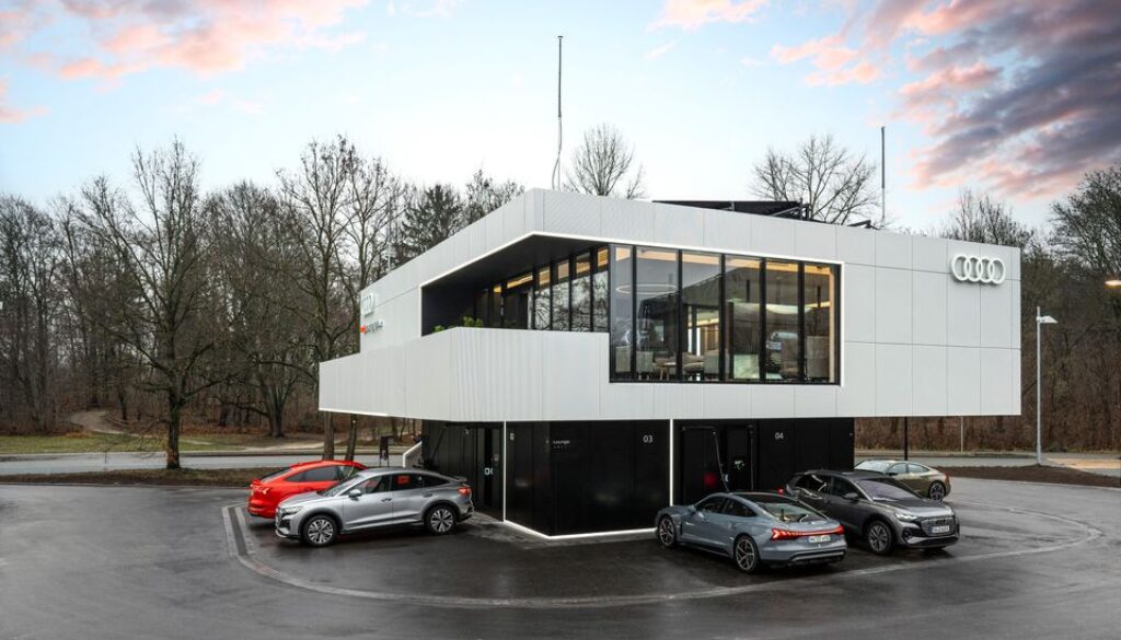 Audi charging hub. Flexibel laddstation för supersnabbladdning.